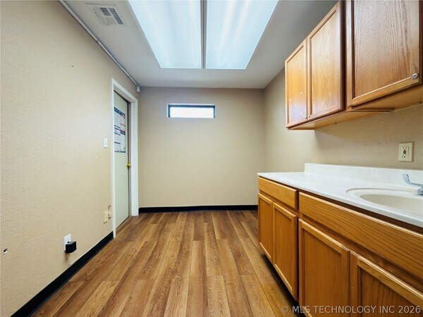 More Photos Of 1002 E Cherry St, Cushing Medical For Sale