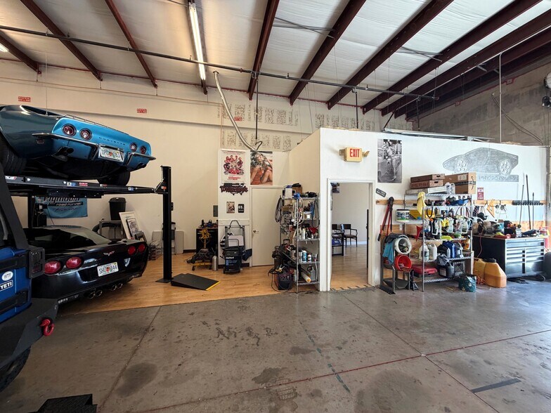 More Photos Of 3945 Tollhouse Dr, Naples Warehouse For Sale