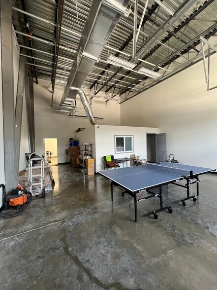 More Photos Of 4227 S Main St, Stafford Showroom For Lease