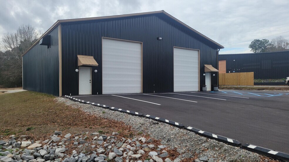 More Photos Of 207 Middle St, Greenwood Warehouse For Lease