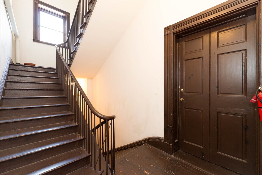 More Photos Of 18 W Franklin St, Baltimore Office Residential For Sale