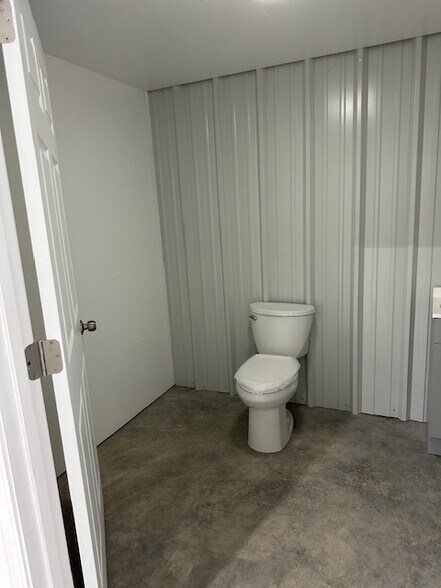 More Photos Of 15126 Veterans Memorial Hwy, Reedsville Industrial For Lease