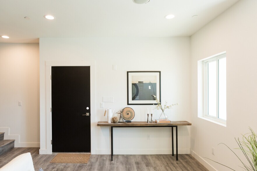 More Photos Of 14827 W Victory Blvd, Van Nuys Apartments For Sale