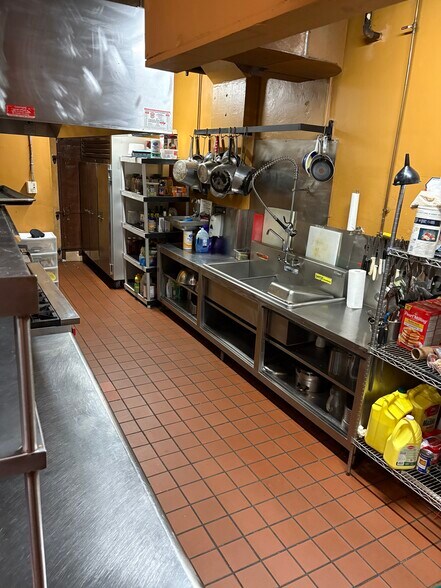 More Photos Of 12 Crane St, Southbridge Restaurant For Lease