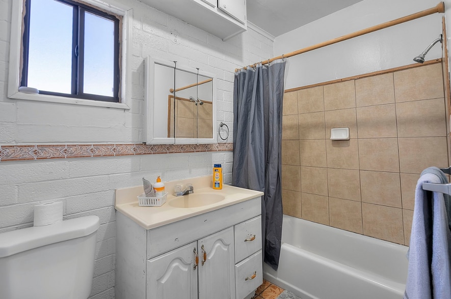 More Photos Of 20 E Doe St, Nogales Hotel For Sale