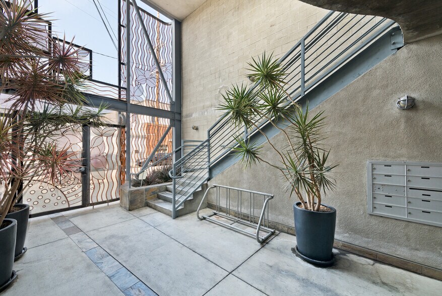 More Photos Of 2256 Barry Ave, Los Angeles Office For Lease