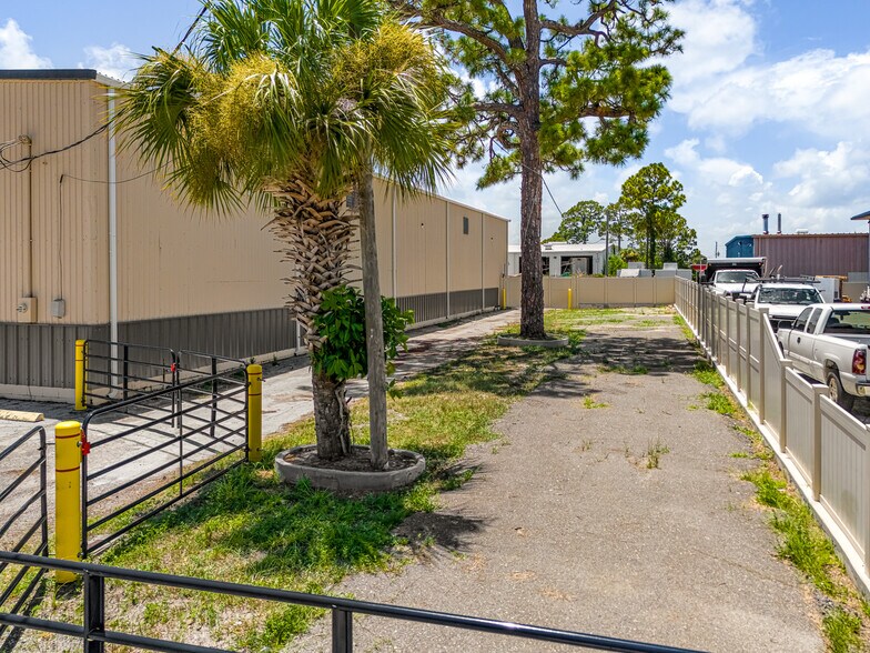 More Photos Of 1725 Cogswell St, Rockledge Warehouse For Lease