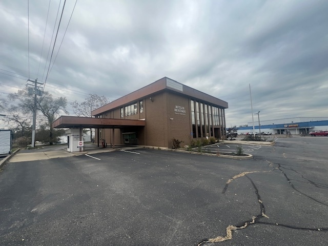 More Photos Of 660 N University Blvd, Middletown Office For Sale