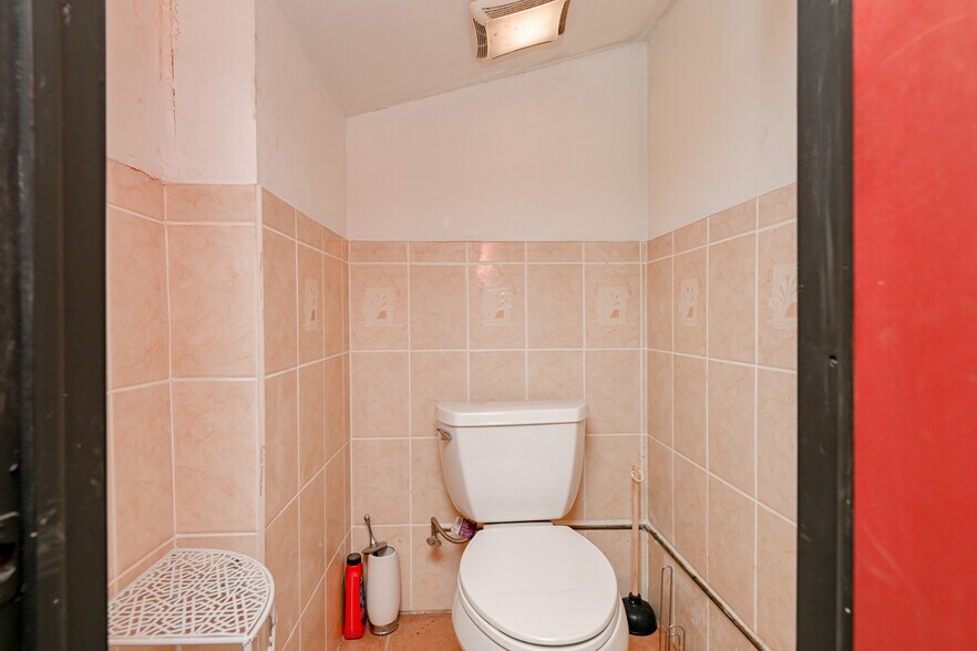 More Photos Of 385 New Park Ave, Hartford Auto Repair For Sale