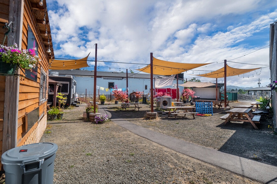 More Photos Of 926 E Main St, Cottage Grove Restaurant For Sale
