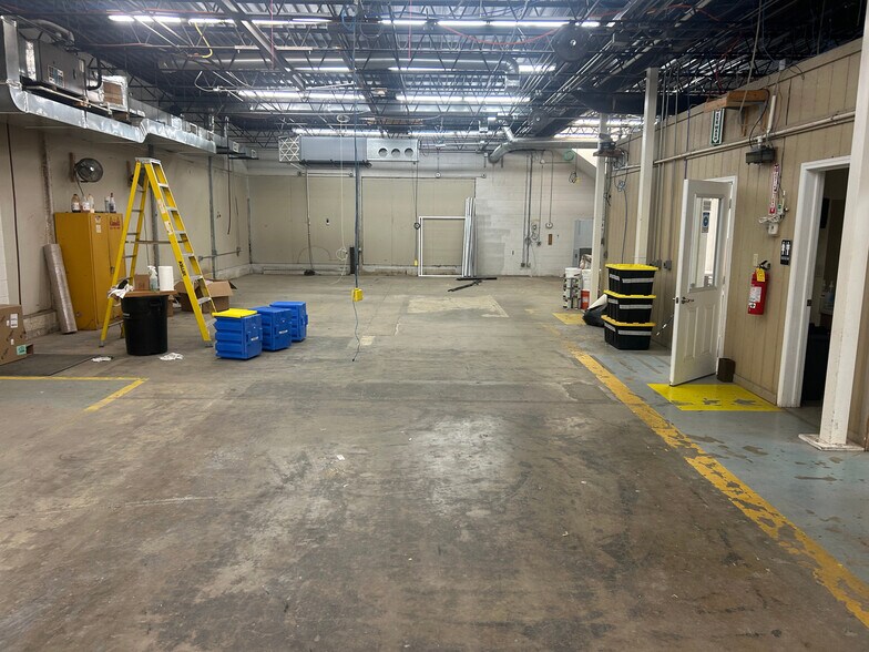 More Photos Of 257 E Randolph St, Nappanee Light Manufacturing For Sale