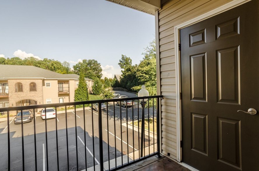 More Photos Of 100-104 Thornton Ct, Greensboro Apartments For Sale