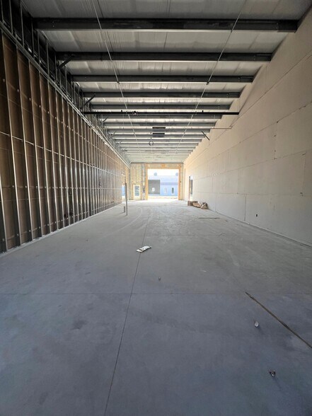 More Photos Of 16103 Lee Rd, Fort Myers Light Manufacturing For Lease