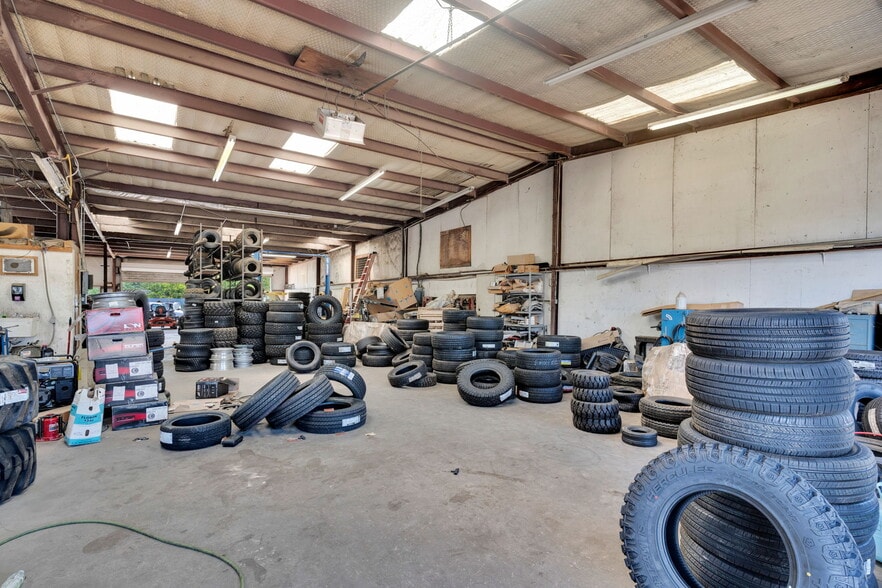 More Photos Of 475 W Commerce St, Fairfield Auto Salvage Facility For Sale