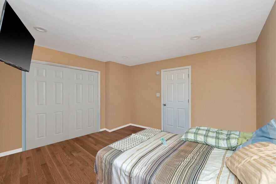 More Photos Of 587 W Merrick Rd, Valley Stream General Retail For Sale