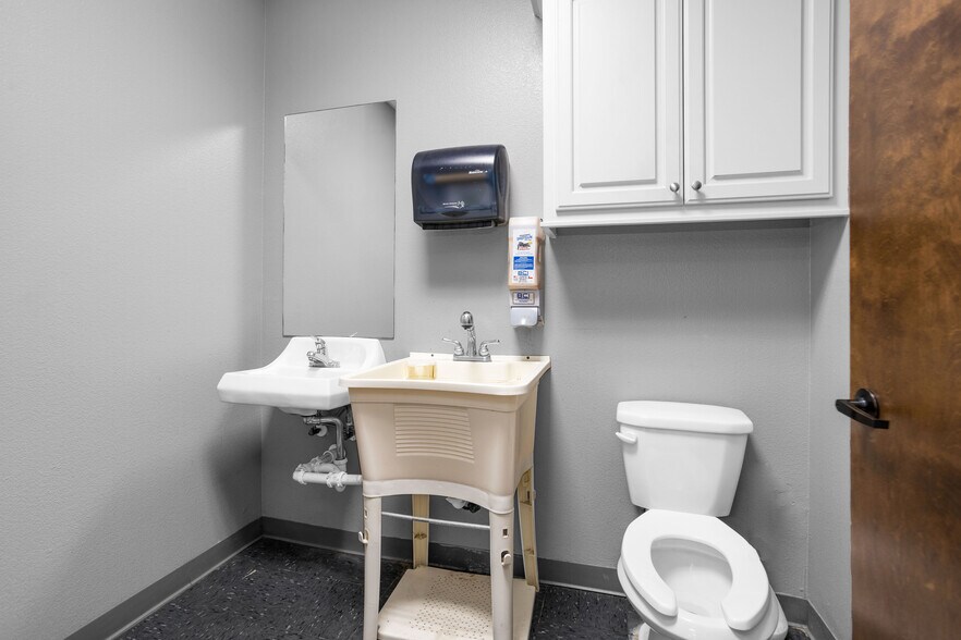 More Photos Of 2418 N Frazier, Conroe Warehouse For Lease