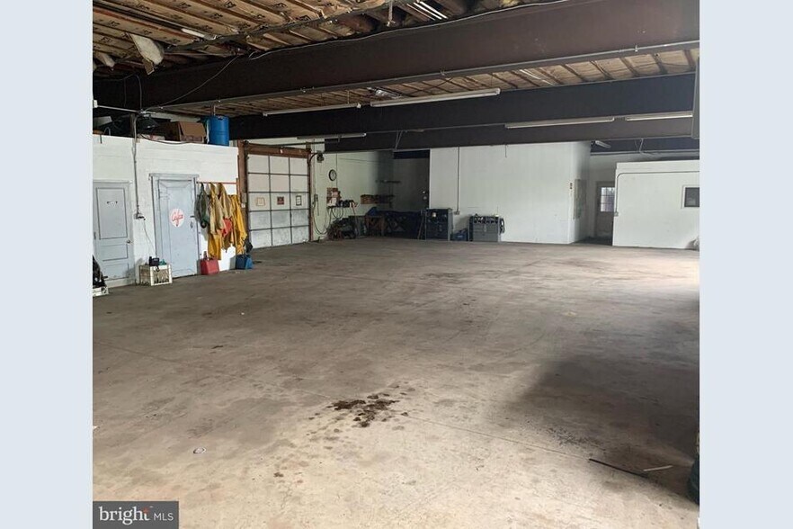 More Photos Of 718 Rennie St, Hamilton Warehouse For Sale