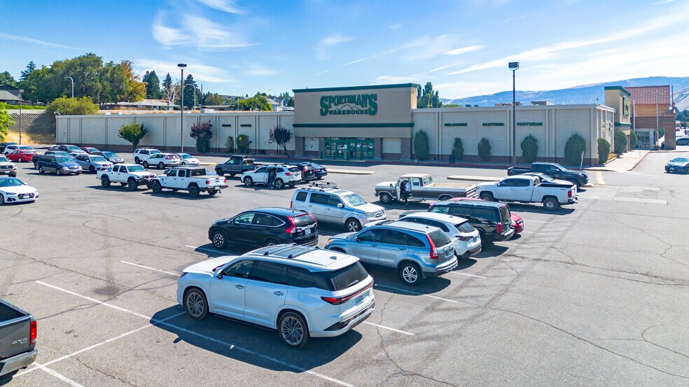 More Photos Of 611 Valley Mall Pky, East Wenatchee General Retail For Sale