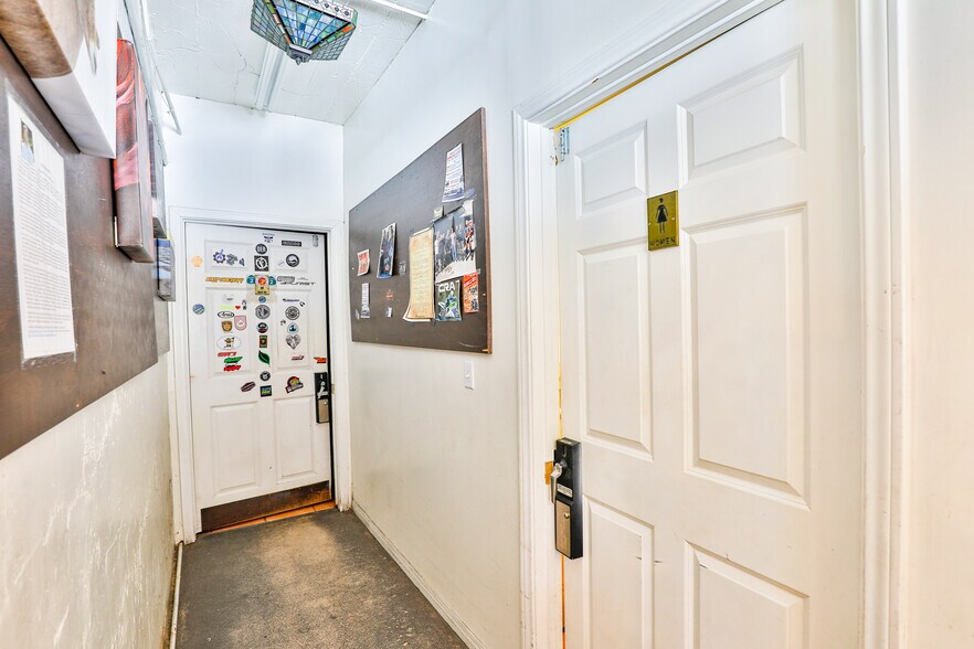 More Photos Of CA-2, La Cañada Flintridge General Retail For Sale