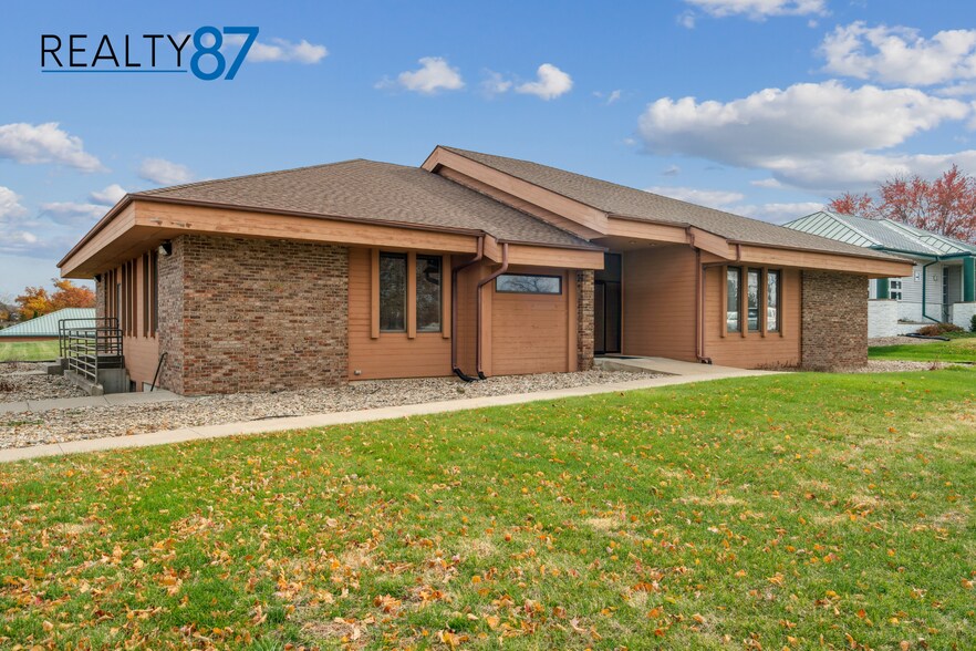 Primary Photo Of 3900 River Ridge Dr NE, Cedar Rapids Office For Lease