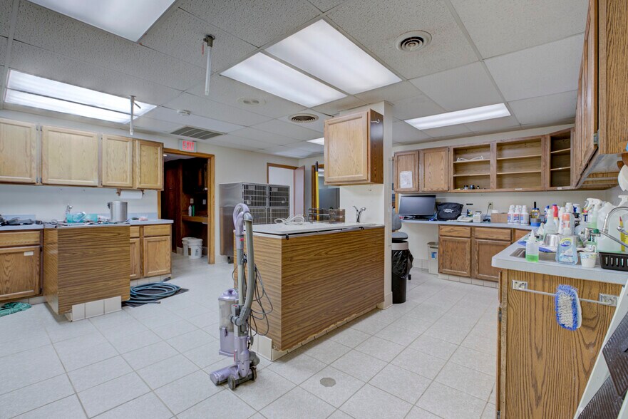More Photos Of 2321 W Wisconsin Ave, Appleton Veterinarian Kennel For Sale