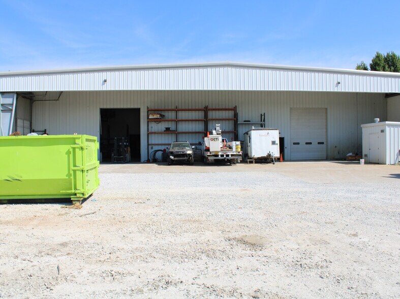 More Photos Of 477 E Robinson Ave, Springdale Warehouse For Lease