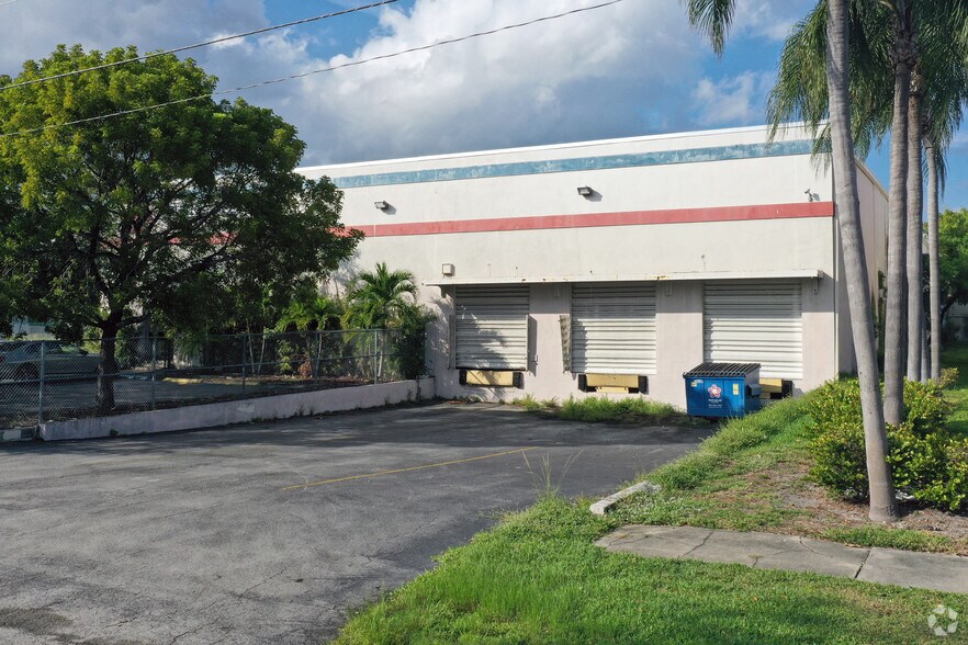 More Photos Of 2851 Evans St, Hollywood Warehouse For Lease