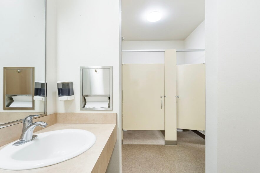 More Photos Of 421 C St, Washougal Warehouse For Sale