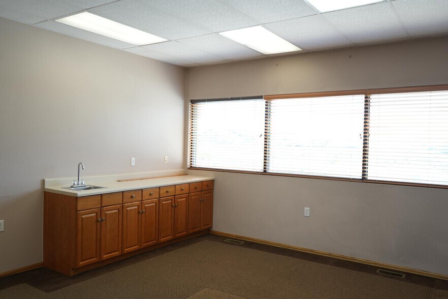 More Photos Of 1833 E Platteville Blvd, Pueblo West Flex For Lease