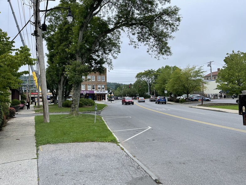 More Photos Of 10 Marble Ave, Pleasantville Bar For Lease
