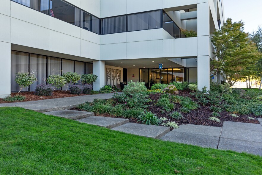 More Photos Of 2535 Capitol Oaks Dr, Sacramento Office For Lease