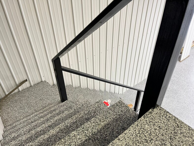 More Photos Of 517 N Lake Ave, Twin Lakes Showroom For Lease