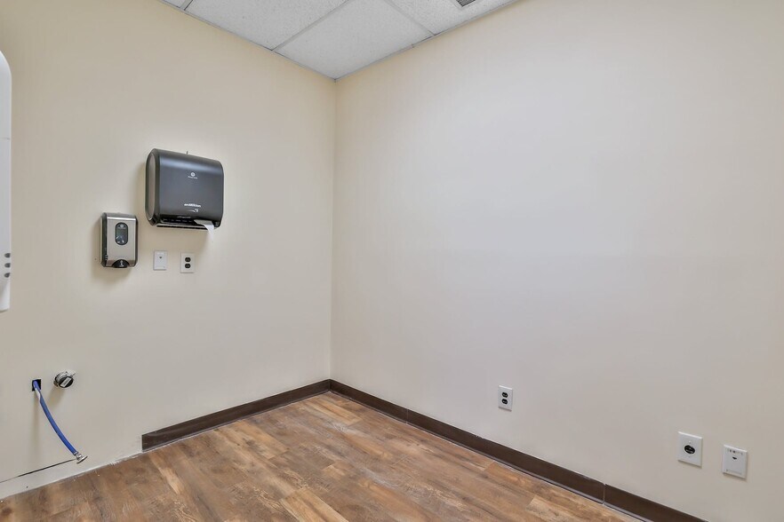 More Photos Of 171 Ramapo Rd, Garnerville Office For Lease