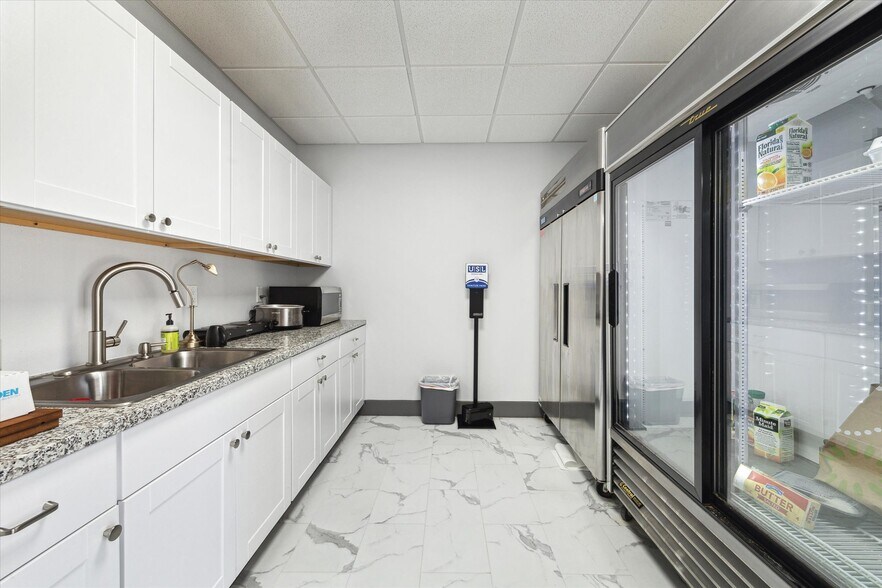 More Photos Of 16610 Sea Lark Rd, Houston Office For Sale