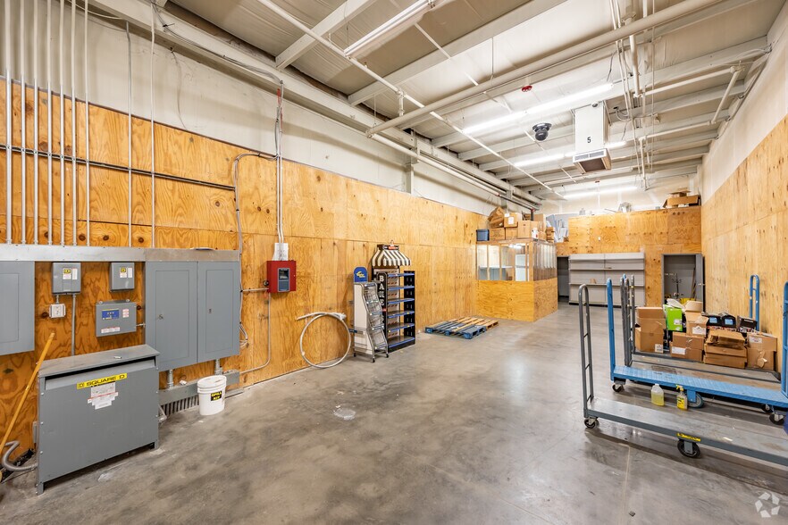 More Photos Of 201 Walnut St, Montezuma Freestanding For Lease