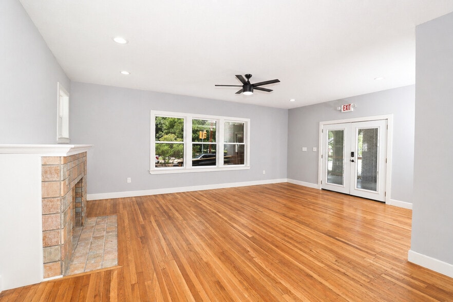 More Photos Of 105 S Zang Blvd, Dallas Office For Lease