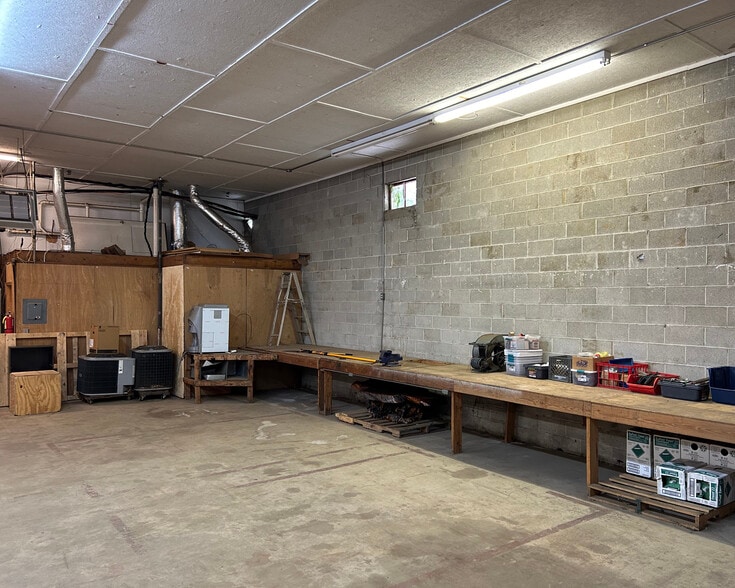 More Photos Of 515 S Noble St, Anniston Light Distribution For Sale