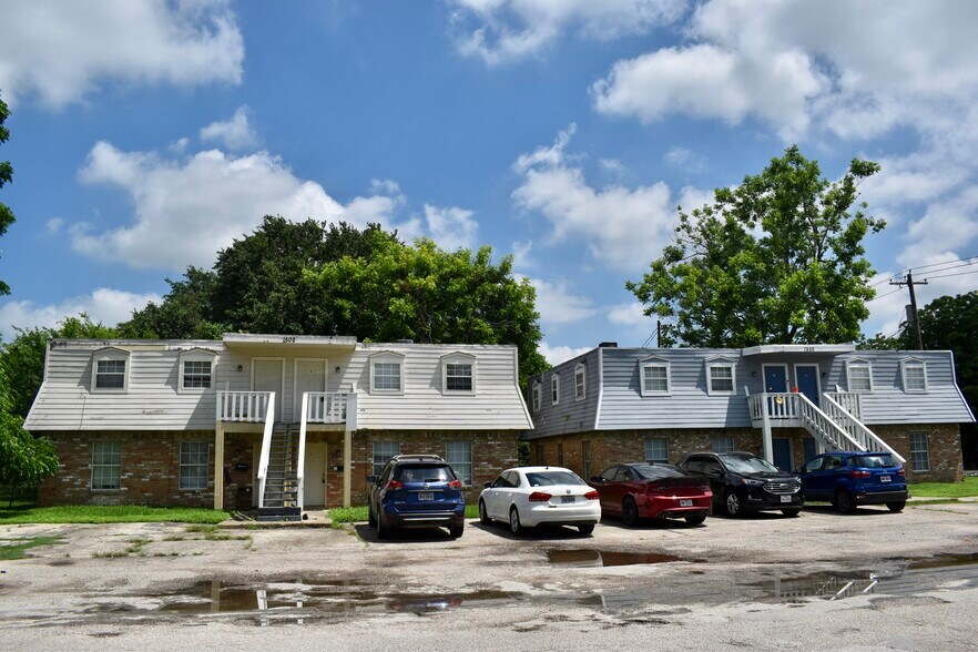 More Photos Of 1500-1502 Oleander Dr, La Marque Apartments For Sale
