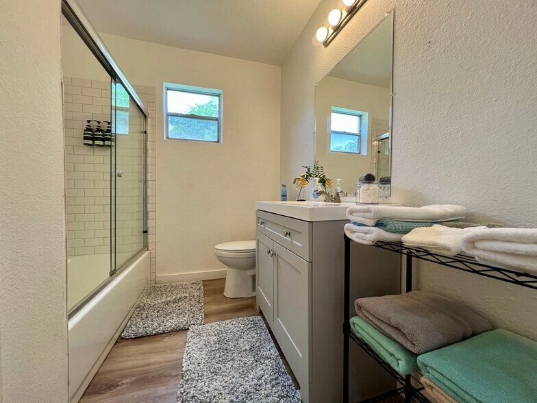 More Photos Of 902 E Highway St, Fredericksburg Specialty For Sale