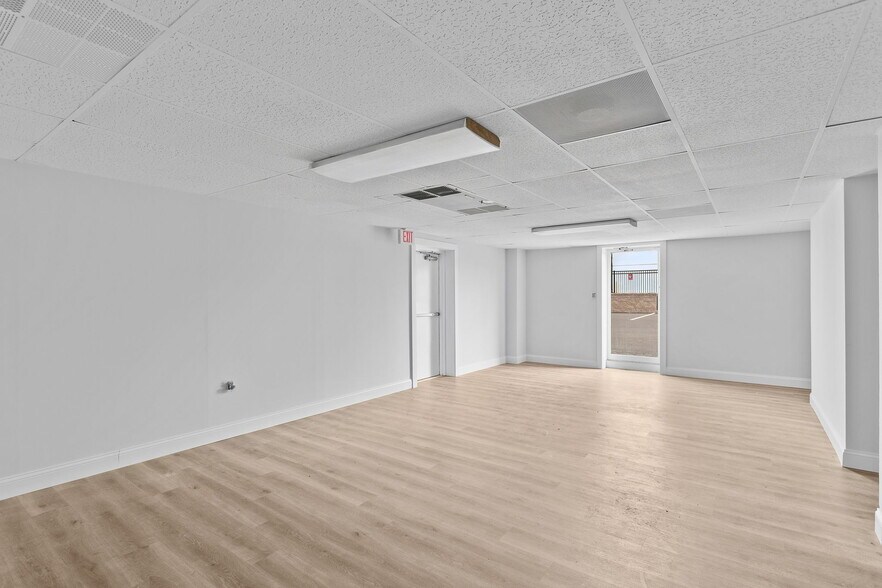 More Photos Of 384 Main st, Timberville Freestanding For Lease