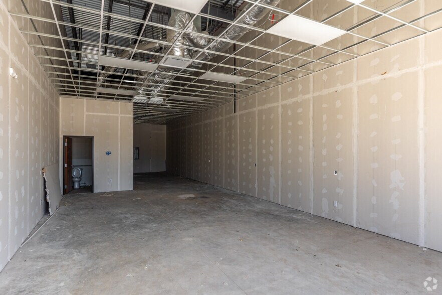 More Photos Of 2531 W Ledbetter Dr, Dallas General Retail For Sale