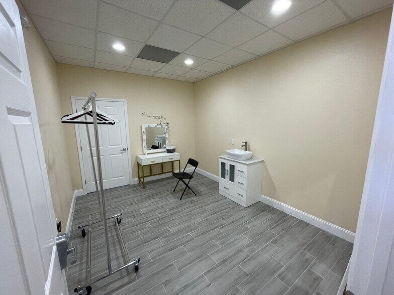 More Photos Of 14100 US Highway 19 N, Clearwater Storefront For Lease