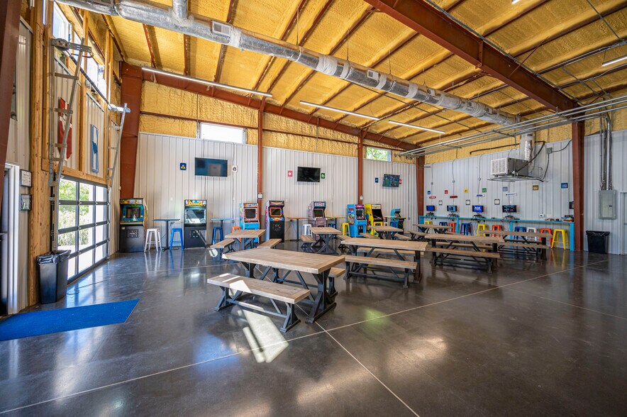 More Photos Of 8120 Windsor Hill Blvd, North Charleston Light Distribution For Sale