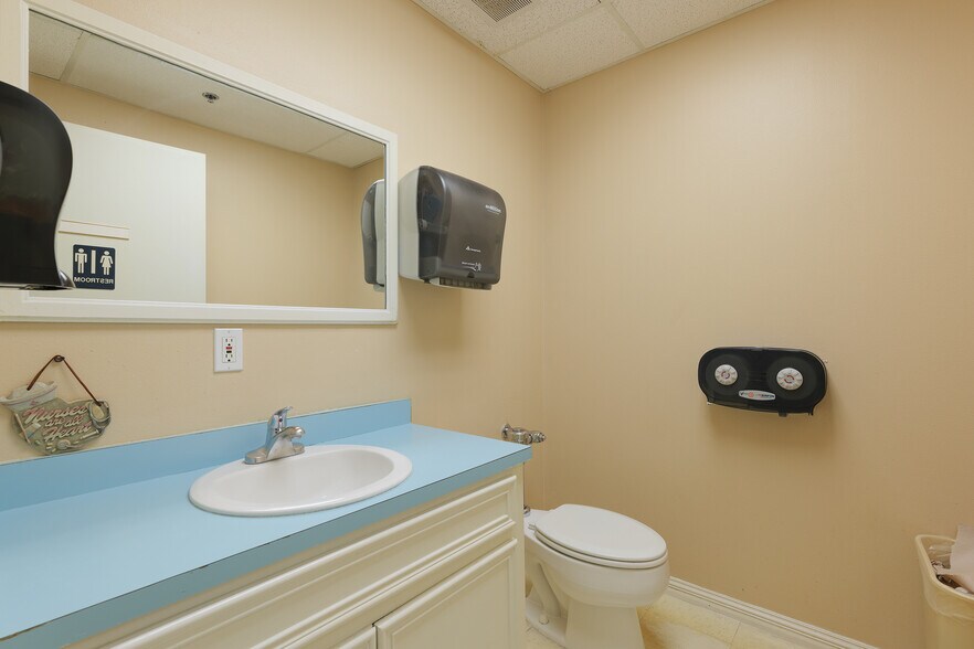 More Photos Of 305 Expressway 83, Mission Medical For Lease