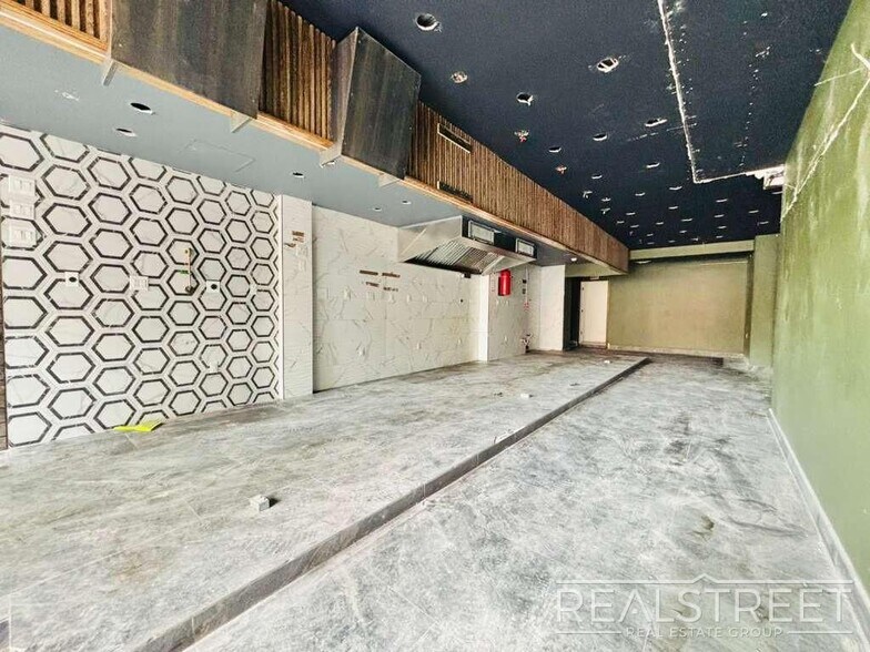 More Photos Of 322 Union Ave, Brooklyn General Retail For Lease