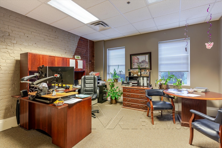 More Photos Of 17 Market Sq, Knoxville Storefront Retail Office For Sale