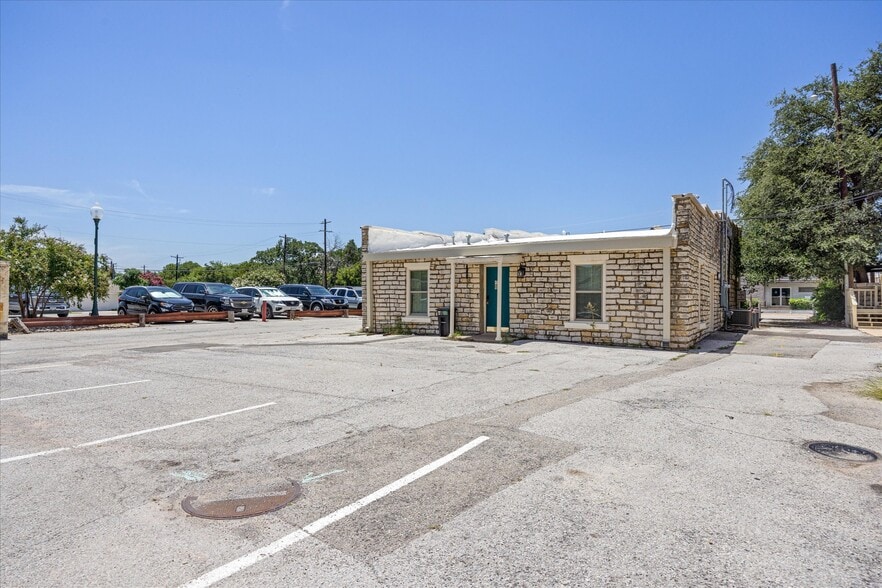 More Photos Of 111 S Houston St, Granbury Loft Creative Space For Sale