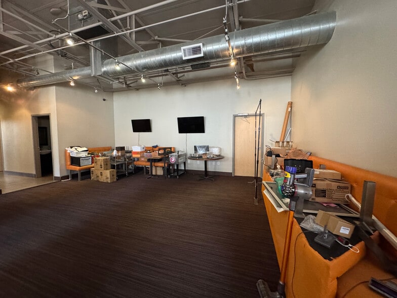 More Photos Of 1807 E Levee St, Dallas Showroom For Sale