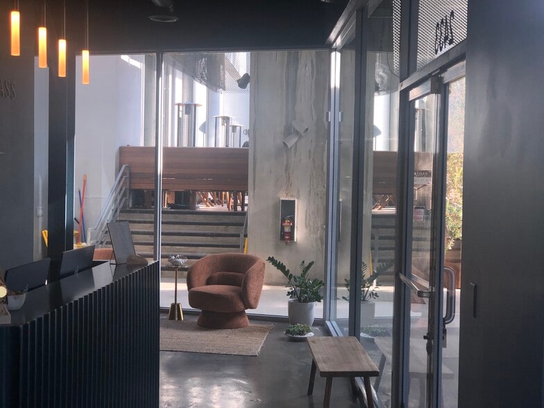 More Photos Of 2415-2449 Main St, Santa Monica Restaurant For Lease