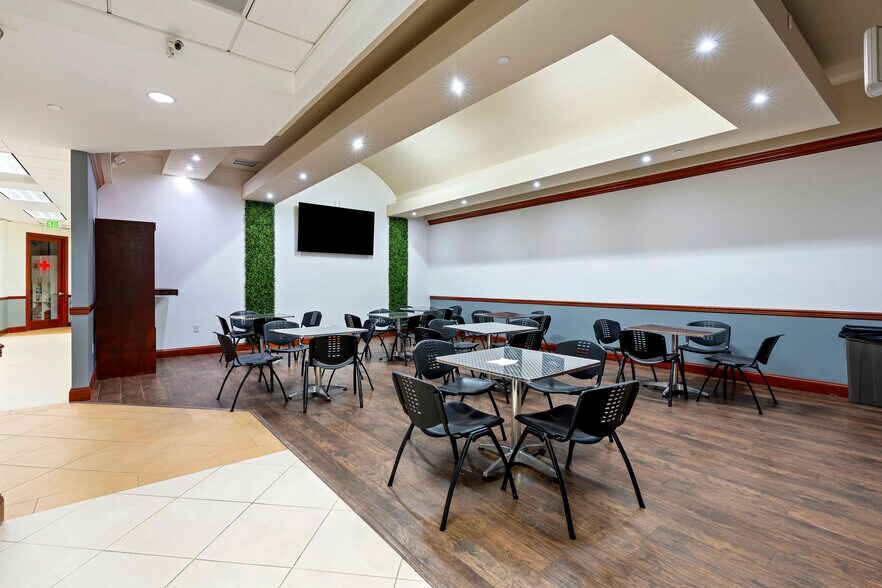 More Photos Of 405-425 SW 148th Ave, Davie Showroom For Sale